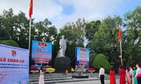 Chào cờ đầu tuần tại khuôn viên tượng đài đồng chí Hoàng Văn Thụ. Ảnh: Duy Chiến 