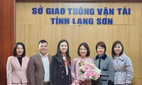 Bà Đàm Thị Thanh Tâm nhận quyết định bổ nhiệm .Ảnh: Duy Chiến 