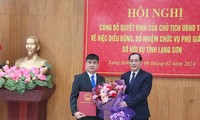 Lãnh đạo tỉnh Lạng Sơn tặng hoa chúc mừng tân Phó giám đốc Sở Nội vụ. Ảnh: Duy Chiến