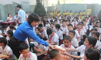 Các em học sinh xứ Lạng nhận quà hè 2024. 