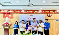 Tân Bí thư Tỉnh Đoàn Cao bằng nhận hoa chúc mừng. 