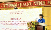 Sôi nổi Diễn đàn kỹ năng tham gia mạng xã hội. (ảnh: Duy Chiến)