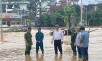 Bí thư Tỉnh ủy Cao Bằng Trần Hồng Minh kiểm tra lũ lụt ở địa phương. 