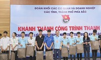 Tặng quà cho các em học sinh nghèo. 