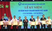 Tôn vinh khen thưởng những doanh nhân tiêu biểu