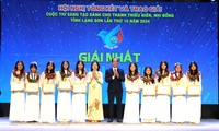 Các nhân, tập thể đoạt giải nhất nhận khen thưởng. 