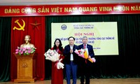 Lãnh đạo tỉnh Lạng Sơn tặng hoa chúc mừng. 