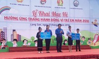 Bí thư TƯ Đoàn Nguyễn Ngọc Lương; Bí thư Tỉnh ủy Lạng Sơn Lâm Thị Phương Thanh trao tặng học bổng cho các em học sinh nghèo, học giỏi *ảnh: Duy Chiến