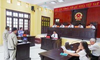 Bị cáo Quang và Ban ra vòng móng ngựa lĩnh án. Ảnh: KS