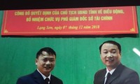 Lãnh đạo UBND tỉnh Lạng Sơn trao quyết định bổ nhiệm cho ông Đỗ Đức Thịnh (bìa trái). Ảnh: Thùy Linh
