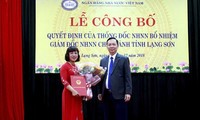Bà Hòa (bìa trái) nhận quyết định bổ nhiệm Giám đốc *ảnh: TL
