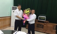Ông Phùng Văn Khiêm (bìa phải) nhận hoa chúc mừng của lãnh đạo Hội Nhà báo VN tỉnh Lạng Sơn .Ảnh: Duy Chiến