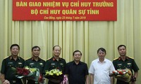 Lãnh đạo Quân khu I, Tỉnh ủy Cao Bằng tặng hoa chúc mừng các đồng chí được luân chuyển, bổ nhiệm .Ảnh: Việt Hòa