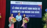 Lãnh đạo tỉnh Cao bằng tặng hoa chúc mừng bà Thùy Anh (bía trái) đảm nhiệm chức vụ GĐ Ngân hàng BIDV Cao Bằng và bà Phương Hồng được nghỉ hưu .Ảnh: PO