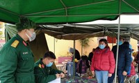 Lực lượng Quân y Lạng Sơn thăm khám cho các công dân vào nơi cách ly .Ảnh: Dương Nguyên