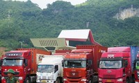 Lực lượng Biên phòng phối hợp với các ngành chức năng điều tiết xe hàng xuất khẩu tại cửa khẩu Hữu Nghị .Ảnh: V. Tráng 