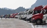 Hơn 200 xe tại cửa khẩu Tân Thanh hy vọng sẽ được thông quan vào ngày 10/2 tới nhưng có thể sẽ phải lùi lại một thời gian .Ảnh: TL
