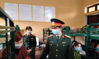 Chính ủy Bộ CHQS tỉnh thăm hỏi công dân đang cách ly tại đơn vị - Ảnh: Dương Nguyên.