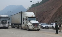 Kể từ ngày 26/4, các lái xe "Đội chuyên trách" được một tổ công tác của tỉnh Lạng Sơn theo dõi, giám sát việc thỏa thuận giá dịch vụ lái xe qua biên giới Việt- Trung .Ảnh: Duy Chiến