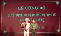 Đại tá Nguyễn Xuân Thu (bìa trái) nhận quyết định và hoa chúc mừng của đại diện lãnh đạo Bộ công an .Ảnh: Anh Khoa