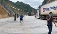 Nhờ nỗ lực thông quan hàng hóa, đến sáng 6/5, tại Lạng Sơn chỉ còn khoảng 800 xe chờ xuất khẩu, trong đó đa số là xe mới đến Lạng Sơn .Ảnh: T.Kiên