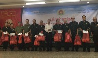 Báo Tiền Phong trao tặng 40 suất quà, tổng trị giá 20 triệu đồng cho các cựu TNXP tỉnh Lạng Sơn .Ảnh: Duy Chiến