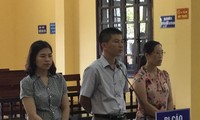 Ba bị cáo (trong đó có bà Thu, nguyên Phó chủ tịch huyện Cao Lộc, ngoài cùng bìa trái) hầu tòa .Ảnh: Duy Chiến