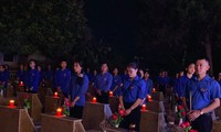 Hàng trăm ngọn nến lung linh được thắp sáng ở Nghĩa trang liệt sỹ Hoàng Đồng, TP Lạng Sơn .Ảnh: T. Tâm