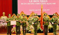 Đại diện lãnh đạo Bộ chỉ huy biên phòng Lạng Sơn nhận Huân chương chiến công hạng Nhì .Ảnh: Duy Chiến