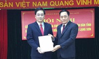 Tân giám đốc sở Tài chính Vũ Hoàng Quý (bìa trái) nhận quyết định từ lãnh đạo UBND tỉnh Lạng Sơn .Ảnh: Duy Chiến 