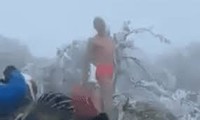 Người đàn ông cởi trần giữa Mẫu Sơn băng tuyết trắng trời