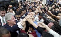 Các đặc vụ theo sát Tổng thống Mỹ Bill Clinton thời điểm 2000 khi người dân Việt Nam vây quanh ông. Ảnh: AP