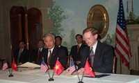 Bộ trưởng Thương mại Vũ Khoan (trái) trao đổi thư chấp thuận với Đại diện Thương mại Robert Zoellick tại Washington D.C. Ảnh: US Embassy 
