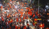 Rừng người cùng cờ hoa đổ ra đường mừng đội tuyển U23 Việt Nam