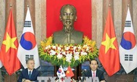 Chủ tịch nước Trần Đại Quang và Tổng thống Hàn Quốc Moon Jae-in gặp gỡ phóng viên báo chí sau khi kết thúc hội đàm. Ảnh: Nhan Sáng/TTXVN 