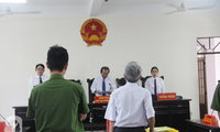 Bị cáo Nguyễn Khắc Thủy phạm tội "Dâm ô với trẻ em" với mức án 18 tháng tù treo.
