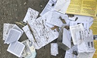 Phao thi lẫn trong đống giấy rác ngoài cổng điểm thi Đại học Công nghiệp Hà Nội. Ảnh: Dương Tâm 