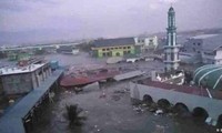 Sóng thần bất ngờ ập vào Indonesia