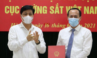 Thứ trưởng GTVT Nguyễn Ngọc Đông (trái) trao Quyết định cho Phó Cục trưởng Đường sắt Trần Thiện Cảnh.