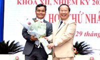 Chủ tịch HĐND tỉnh khóa XI Châu Ngọc Tuấn (áo trắng) tặng hoa chúc mừng Chủ tịch HĐND tỉnh khóa XII Hồ Văn Niên