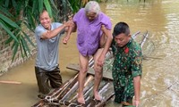 Mưa lớn kéo dài, đường sá thành sông: Bộ đội, công an dầm mình giúp dân chạy lũ