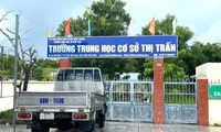 Vụ hiệu trưởng tự ý chuyển trường: Huyện yêu cầu dừng chuyển, tổ chức khai giảng ở trường cũ