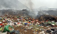 The landfill in the center of the mountain town of Nghe An was on fire, people called for help