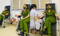 Trở về sau đêm dài trực chốt, nữ Trung tá cùng đồng đội lập tức hiến máu cứu người