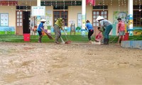 Tất bật dọn rửa bùn đất đón học sinh đến trường sau lũ 