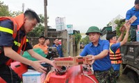 Thanh niên tình nguyện giúp người dân khắc phục hậu quả mưa lũ 
