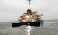 Cứu hộ khẩn cấp đưa 13 thuyền viên tàu hàng gặp nạn vào bờ an toàn