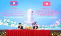 Tuyên truyền, phổ biến chính sách, pháp luật cho các trưởng bản tiêu biểu hai nước Việt Nam - Lào