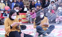 Hàng nghìn người thích thú xem đan lưới, nướng cá trích ở Lễ hội đền Cờn