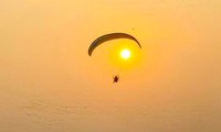 Lễ hội dù lượn đầu tiên bay trên hồ Thung Mây 